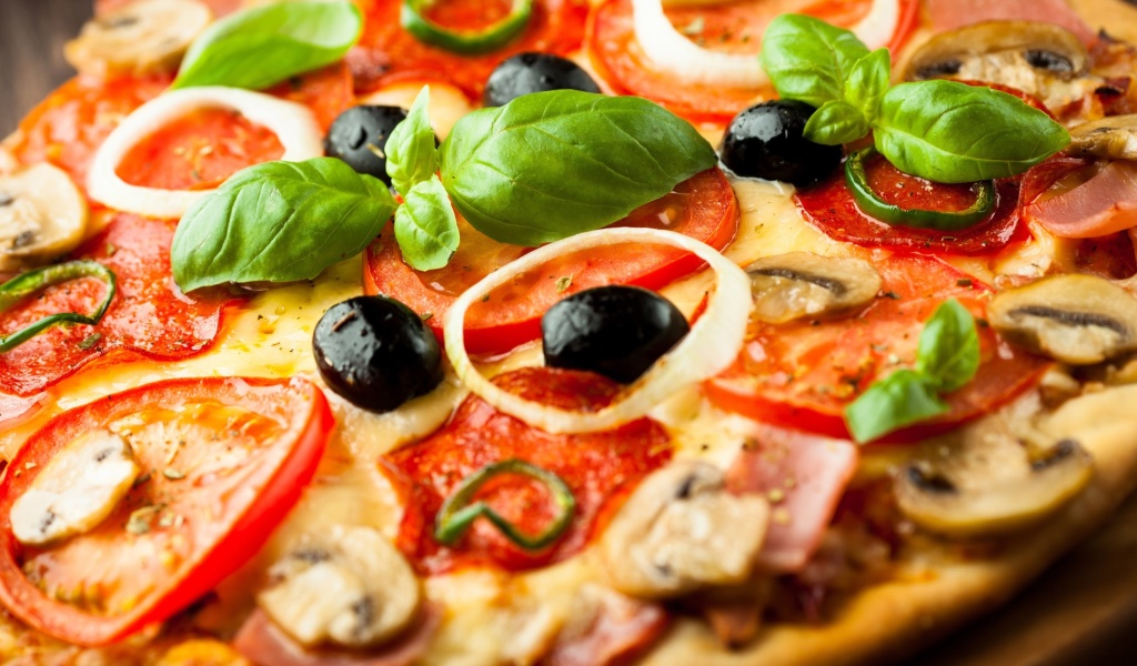 Fondo de pantalla Pizza with mushrooms and tomatoes 1024x600