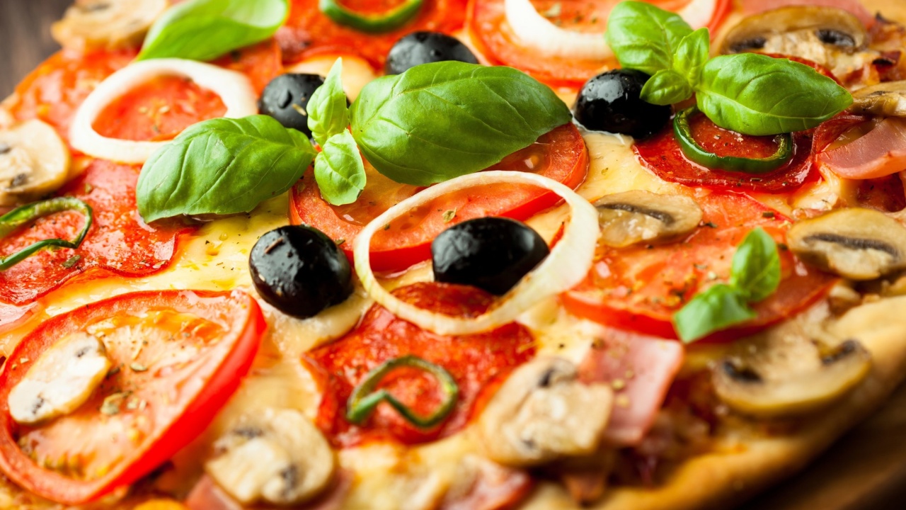 Das Pizza with mushrooms and tomatoes Wallpaper 1280x720