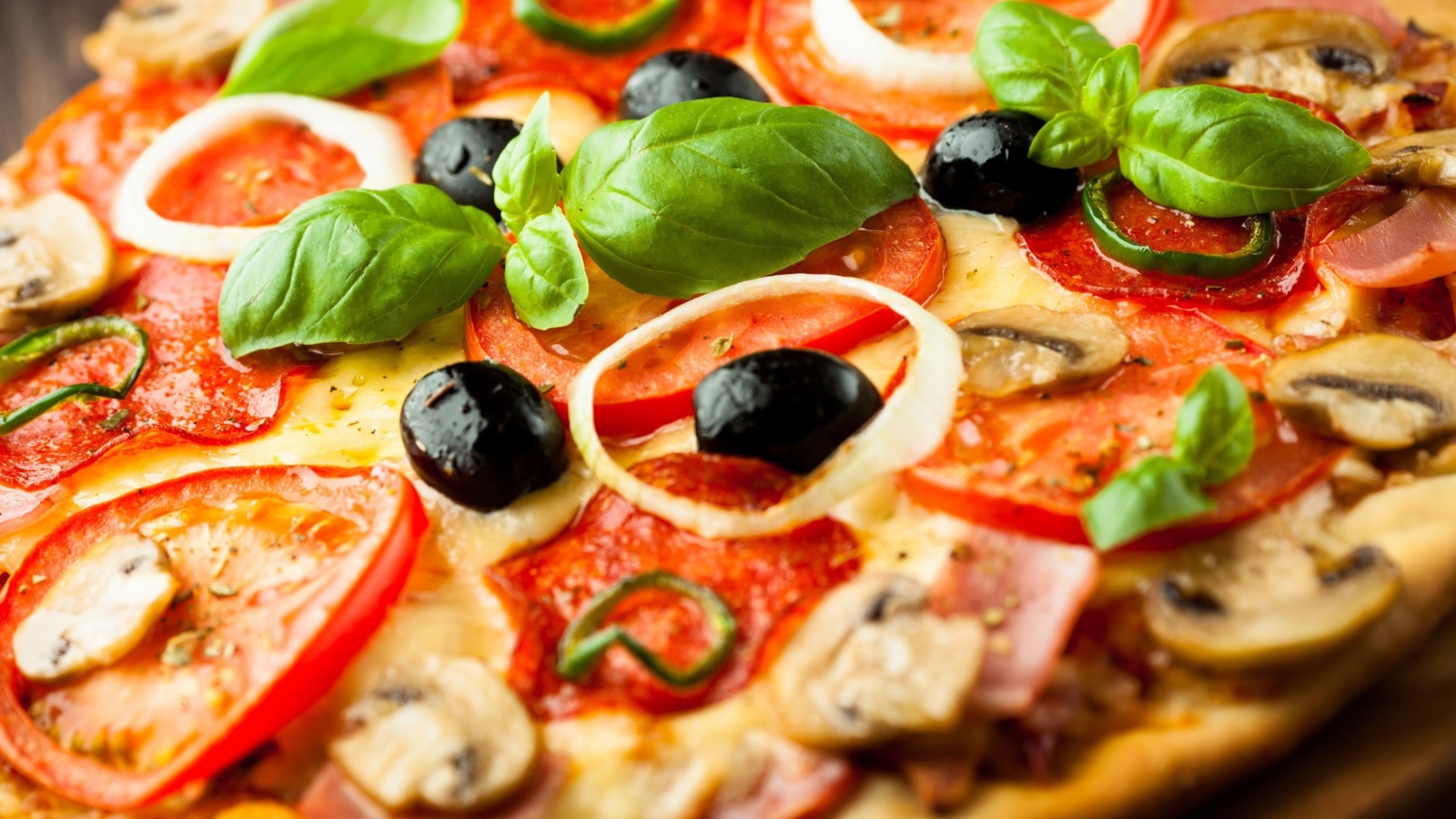 Das Pizza with mushrooms and tomatoes Wallpaper 1600x900
