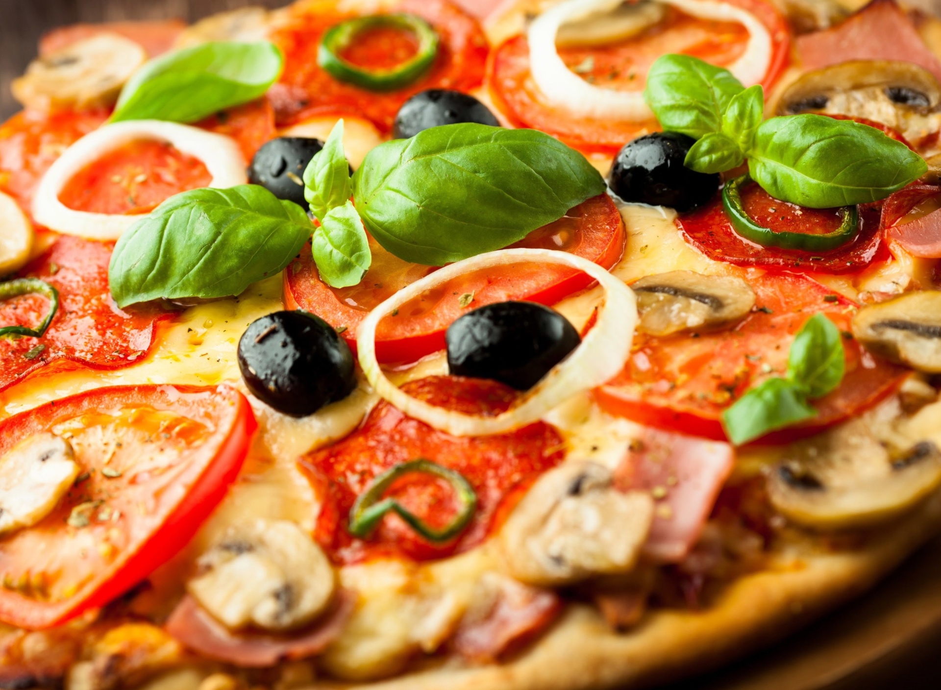 Fondo de pantalla Pizza with mushrooms and tomatoes 1920x1408