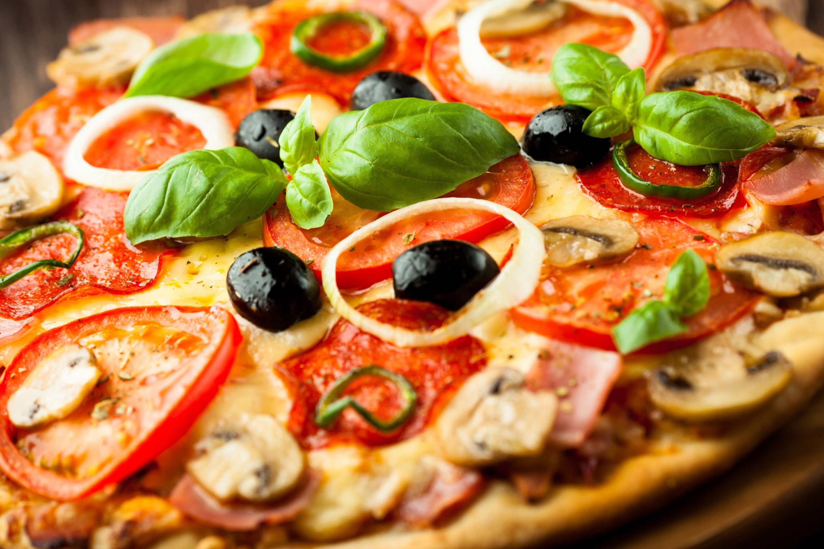 Das Pizza with mushrooms and tomatoes Wallpaper 2880x1920
