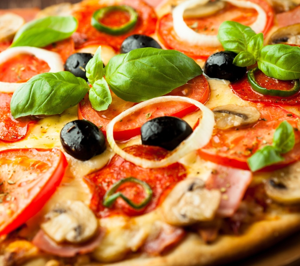 Pizza with mushrooms and tomatoes wallpaper 960x854