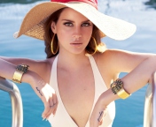 Das Lana Del Rey In Pool Wallpaper 176x144