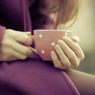 Cup Of Hot Tea In Her Hands - Obrázkek zdarma pro iPad