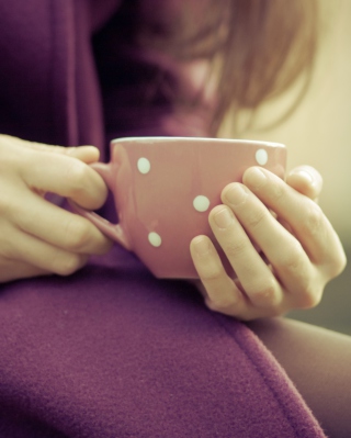 Cup Of Hot Tea In Her Hands - Fondos de pantalla gratis para iPhone 4S