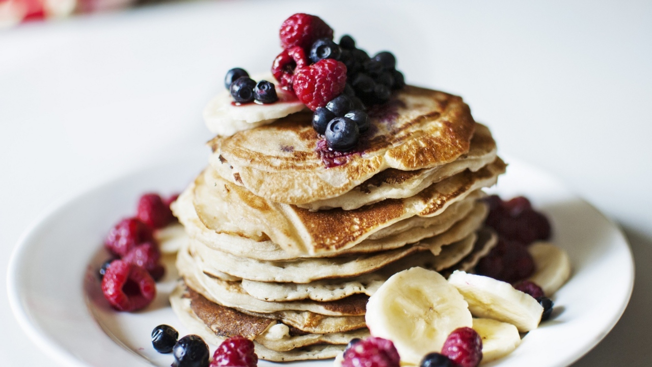 Fondo de pantalla Pancakes With Sweet Berries 1280x720