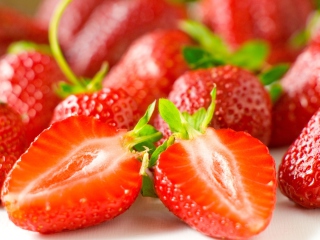 Обои Sweet Strawberries 320x240