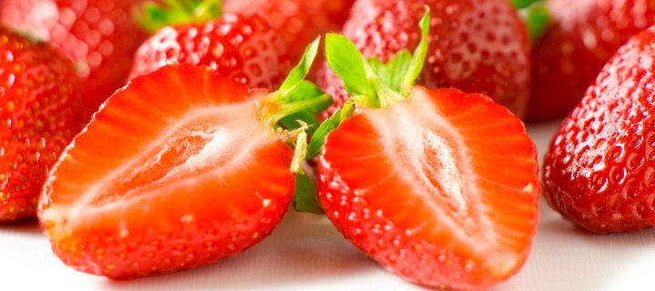 Обои Sweet Strawberries 720x320