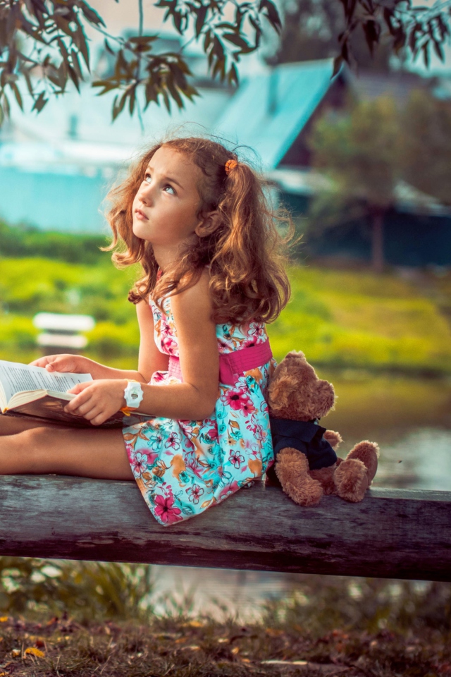 Das Cute Little Girl With Teddy Bear Wallpaper 640x960