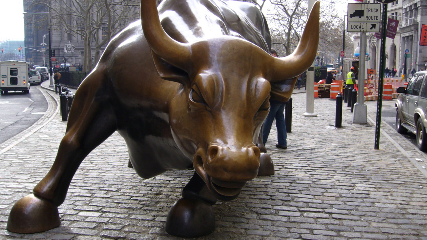 Sfondi The Wall Street Bull 1366x768