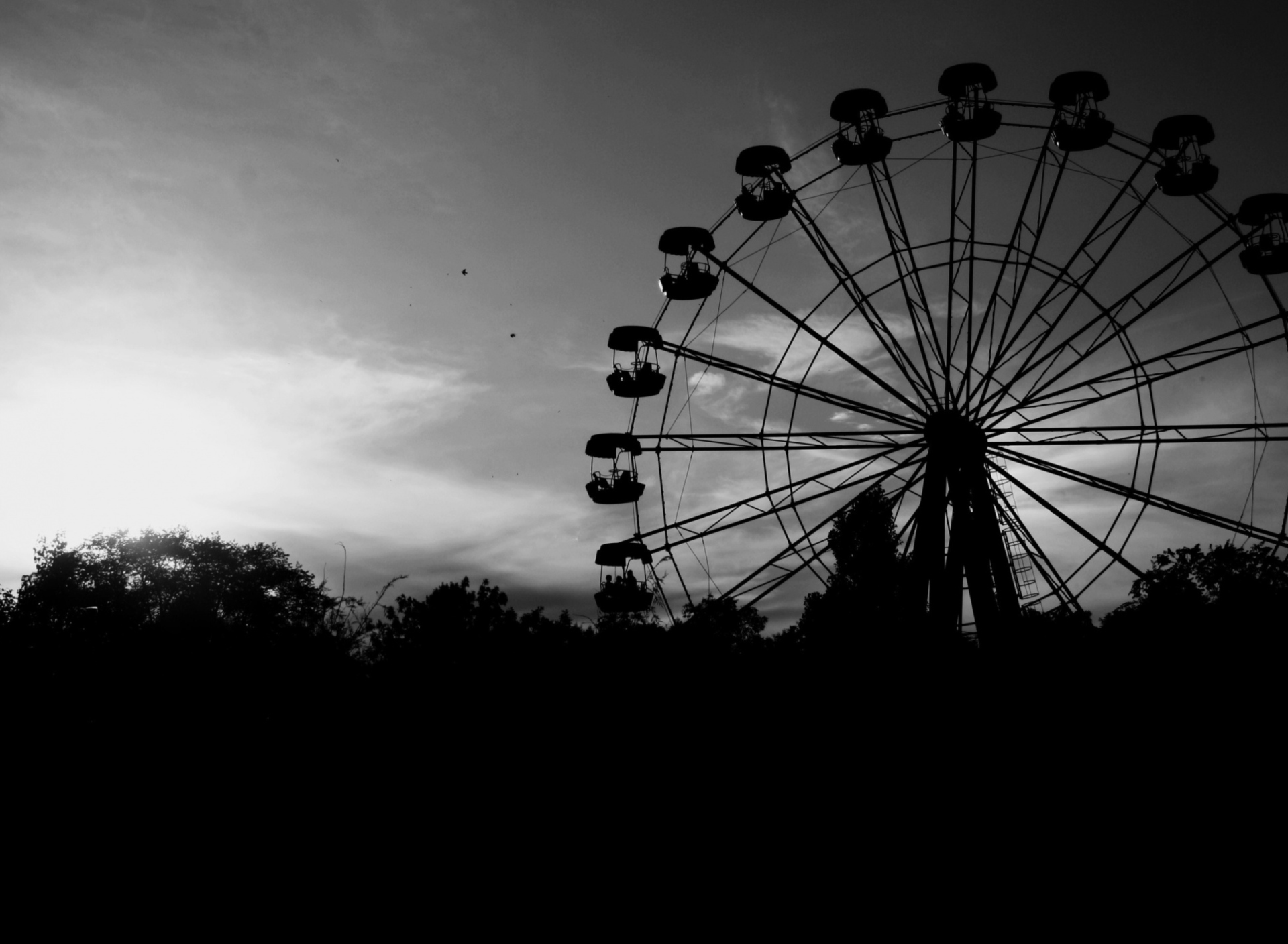 Ferris Wheel In Black And White wallpaper 1920x1408