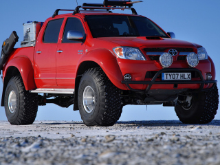 Обои Toyota Hilux from Top Gear 320x240