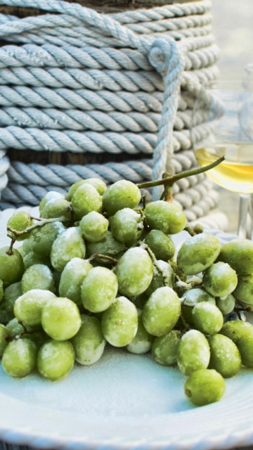 Fondo de pantalla Frozen Grapes 360x640