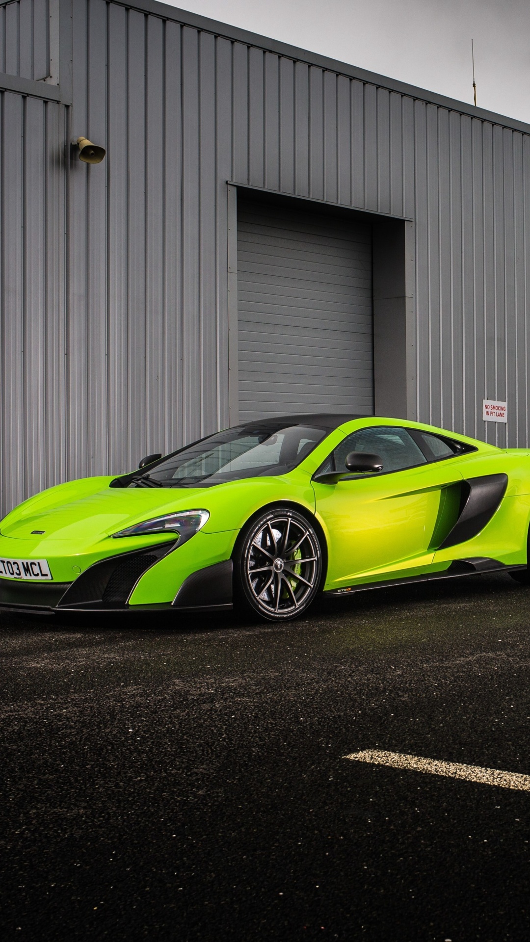 McLaren 675LT screenshot #1 1080x1920