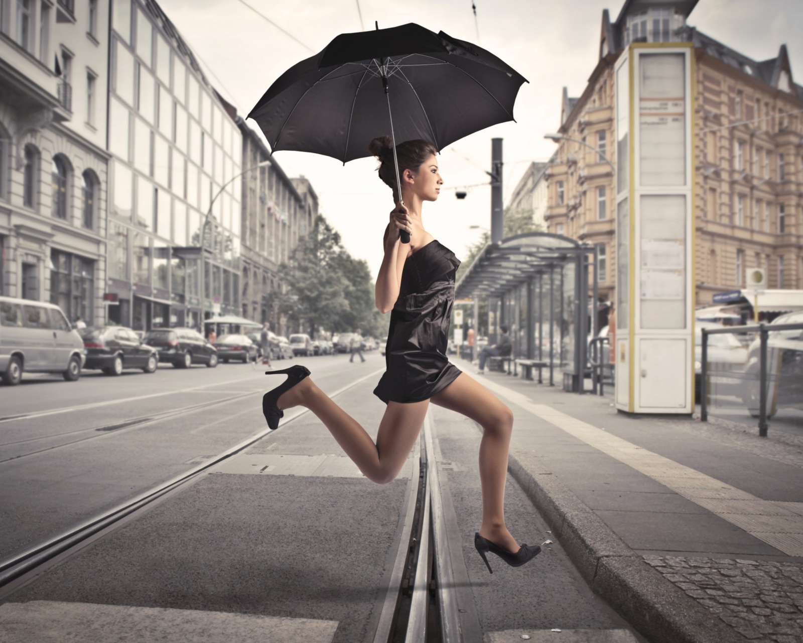 Sfondi City Girl With Black Umbrella 1600x1280