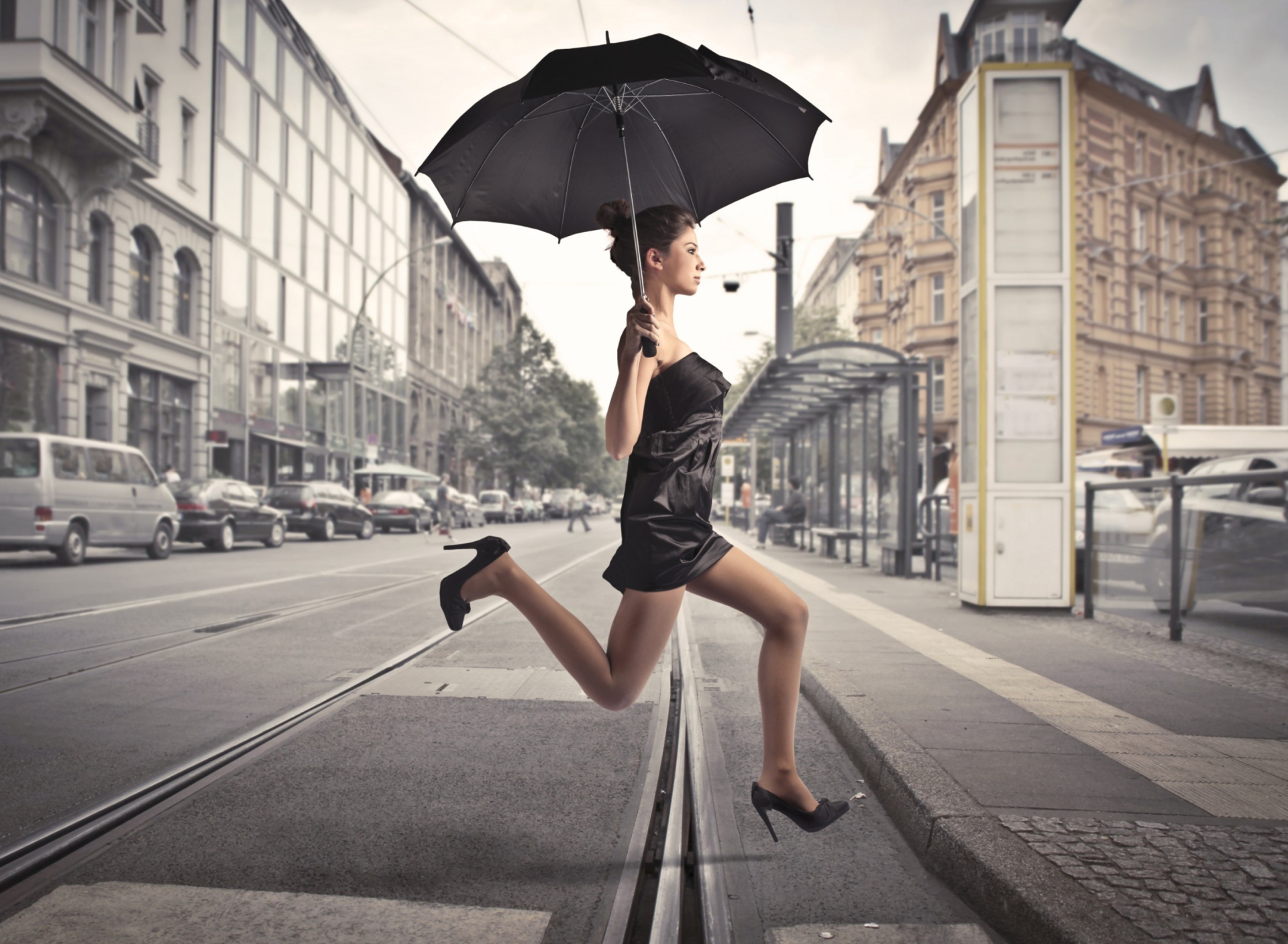 Обои City Girl With Black Umbrella 1920x1408