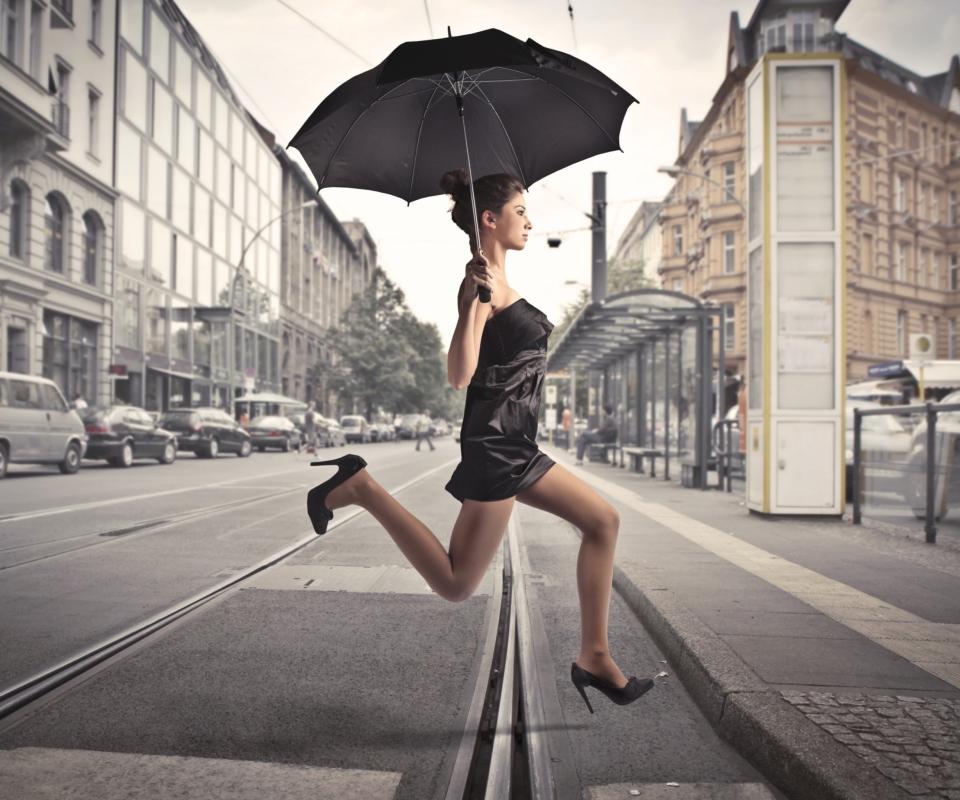 Sfondi City Girl With Black Umbrella 960x800