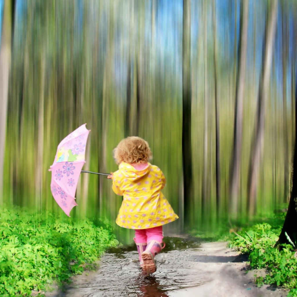 Fondo de pantalla Child With Funny Pink Umbrella 1024x1024