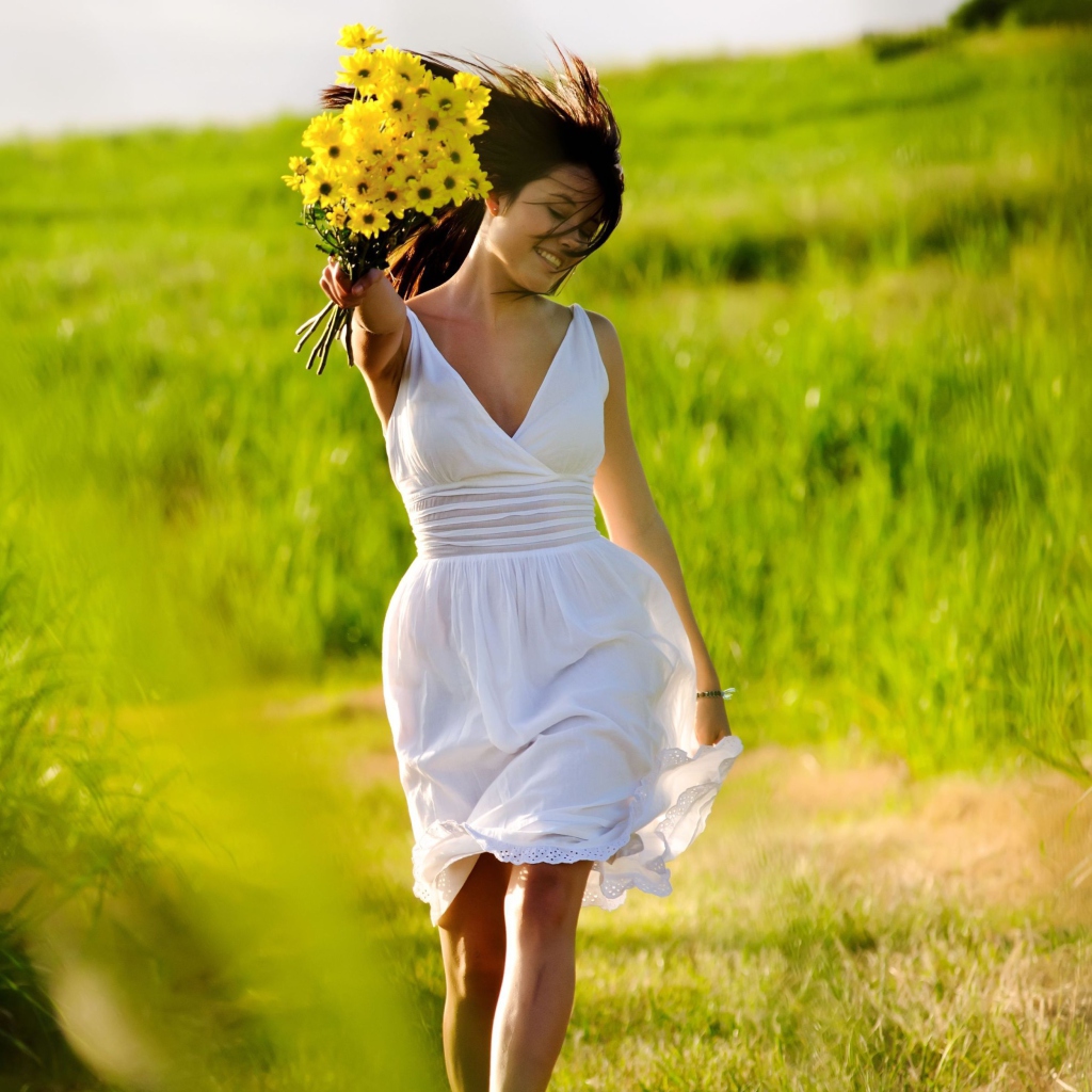 Sfondi Girl With Yellow Flowers In Field 1024x1024