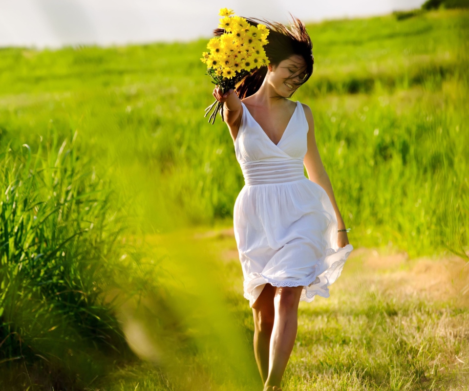 Fondo de pantalla Girl With Yellow Flowers In Field 960x800