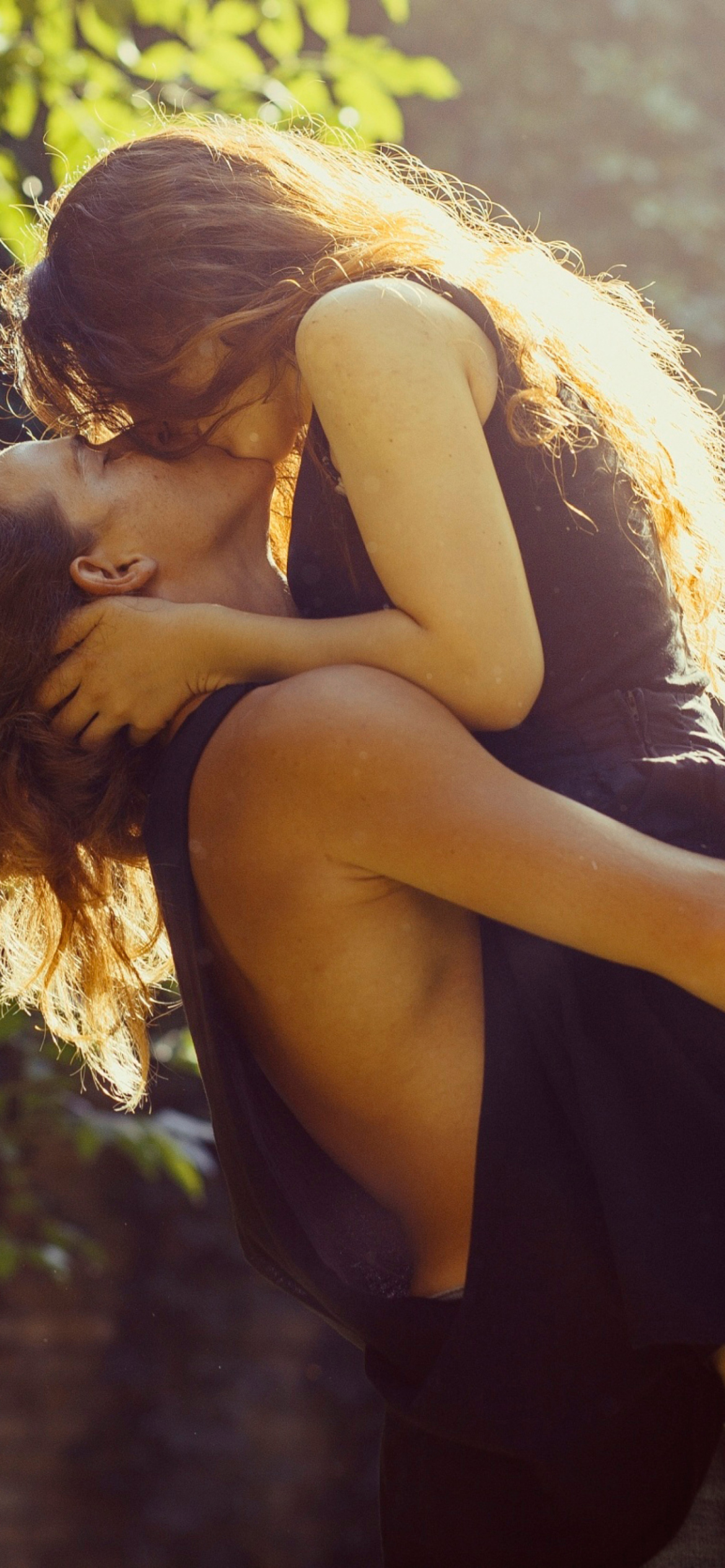 Обнять девушку поцеловать. Объятия влюбленных. Объятия с девушкой. Красивый поцелуй девушек. Объятия и поцелуи.