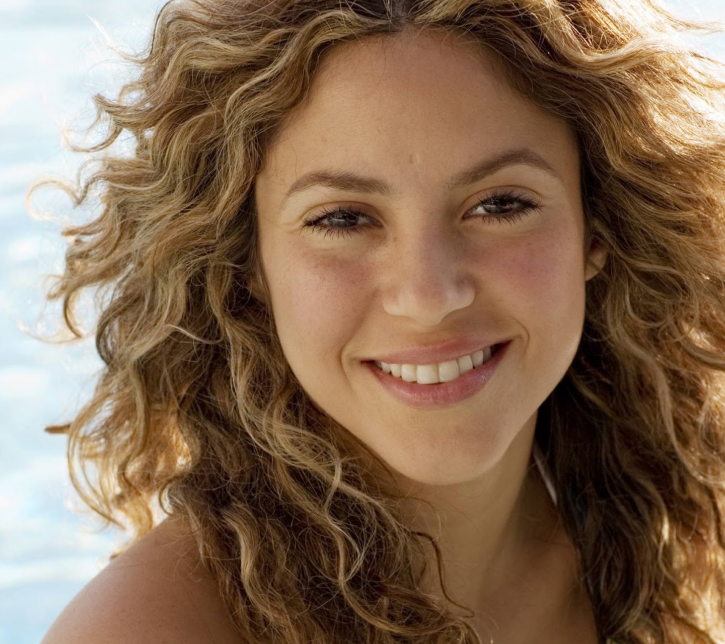 Обои Cute Curly Shakira 1440x1280