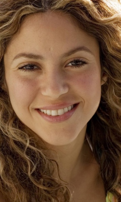 Das Cute Curly Shakira Wallpaper 240x400