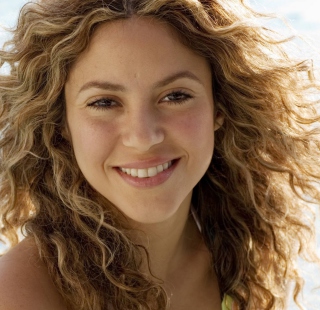 Kostenloses Cute Curly Shakira Wallpaper für iPad Air