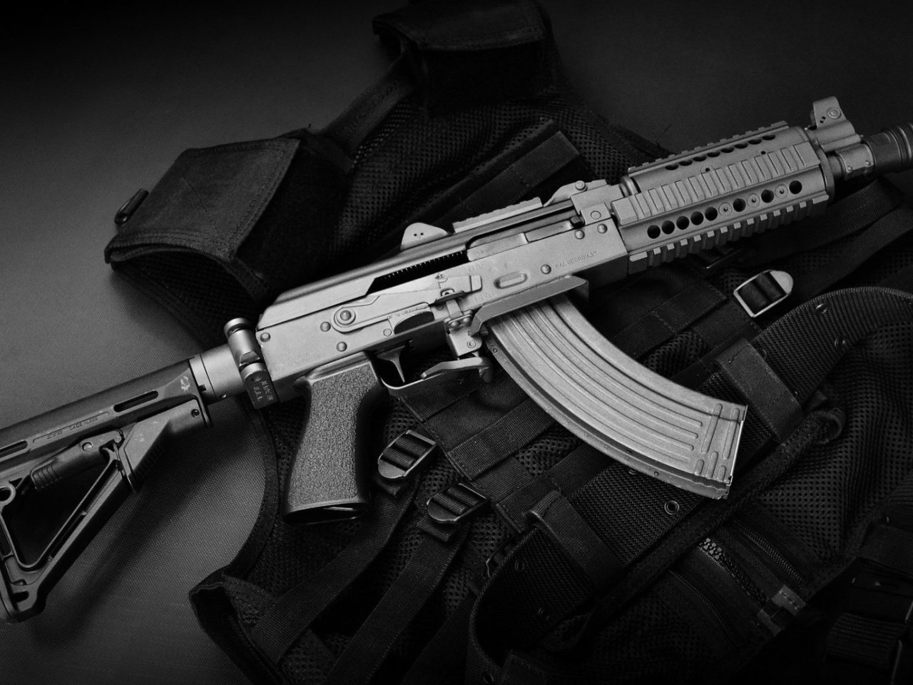 Fondo de pantalla Bulletproof Vest and Machine Gun 1280x960