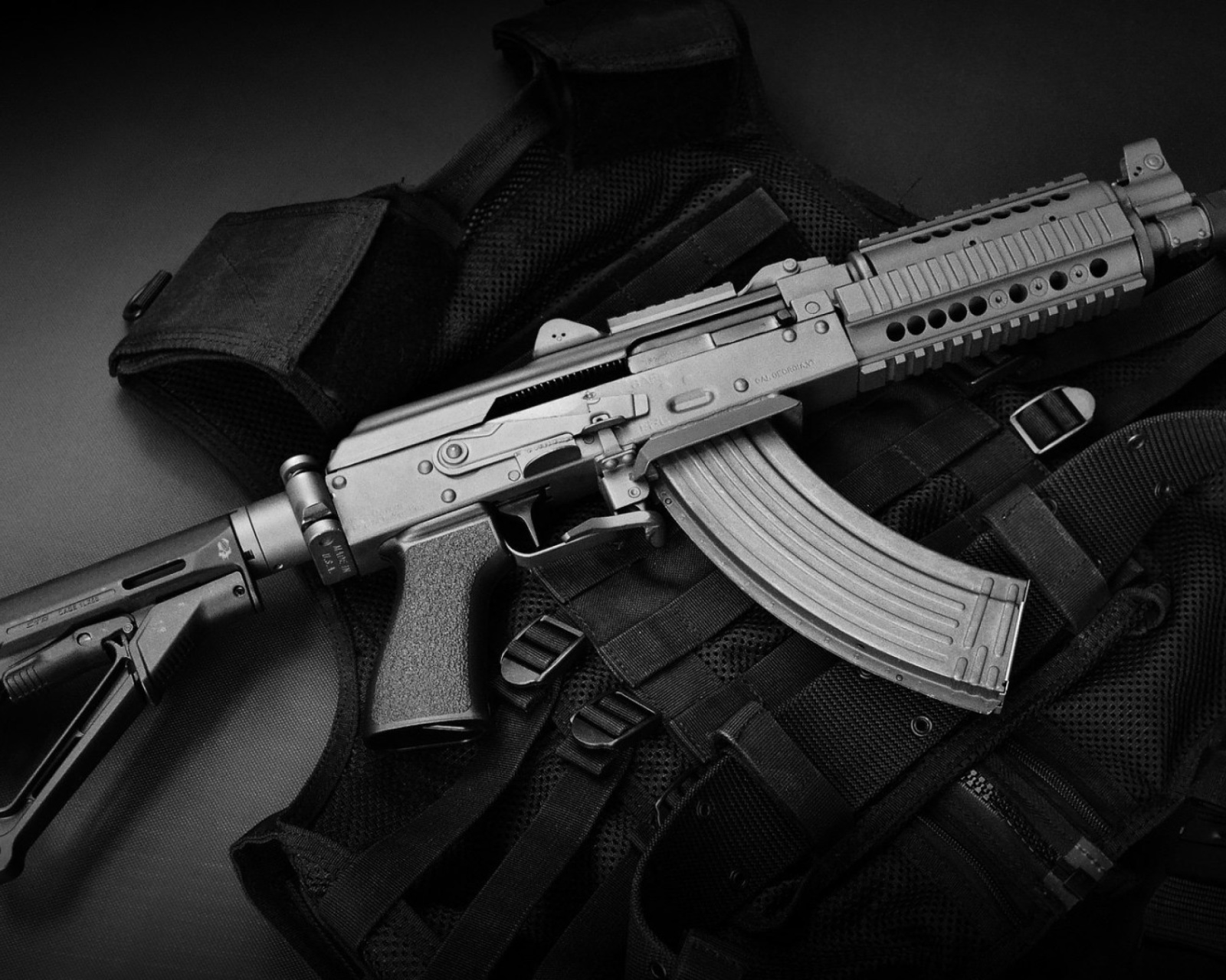 Fondo de pantalla Bulletproof Vest and Machine Gun 1600x1280