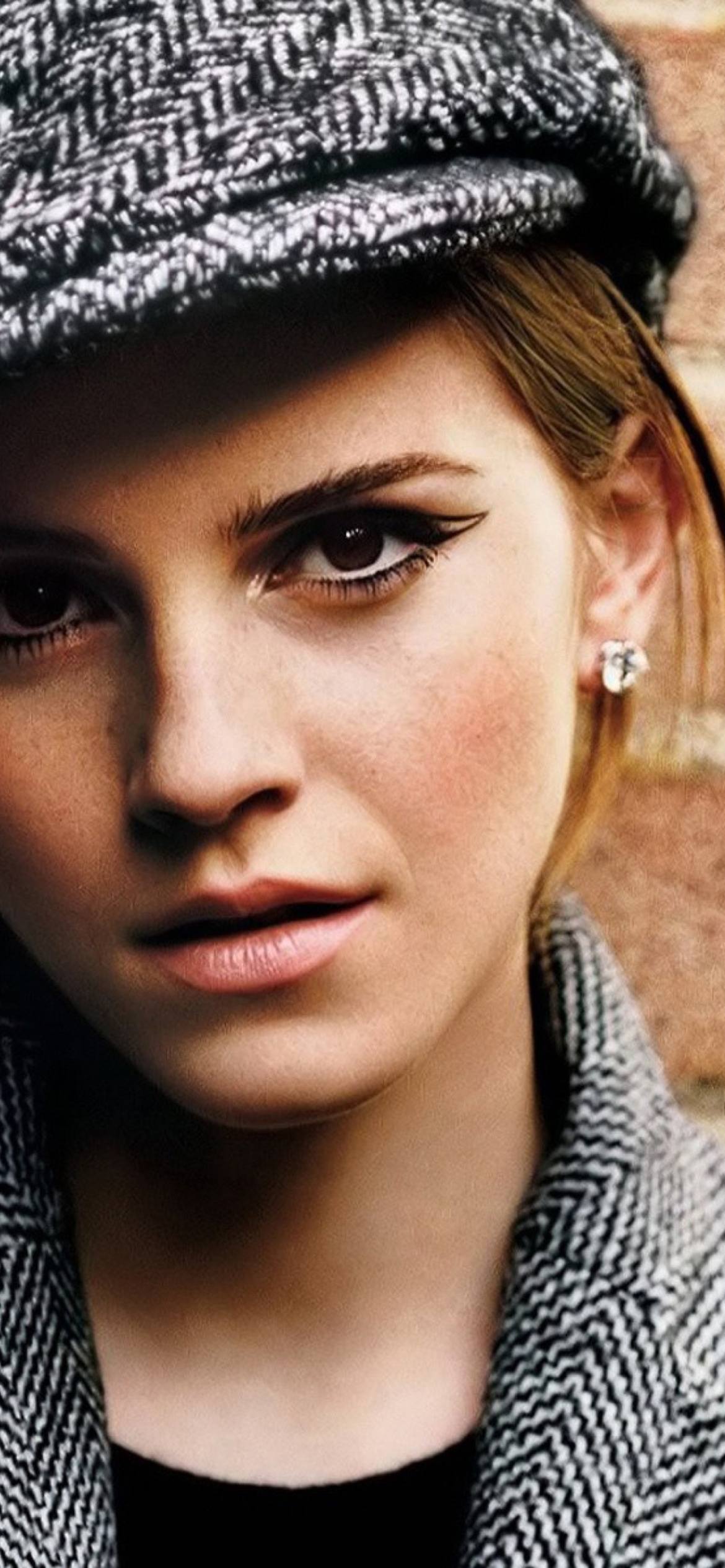 Screenshot №1 pro téma Emma Watson In Grey Cap And Coat 1170x2532