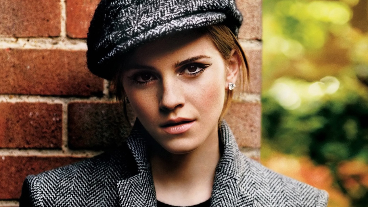 Sfondi Emma Watson In Grey Cap And Coat 1280x720