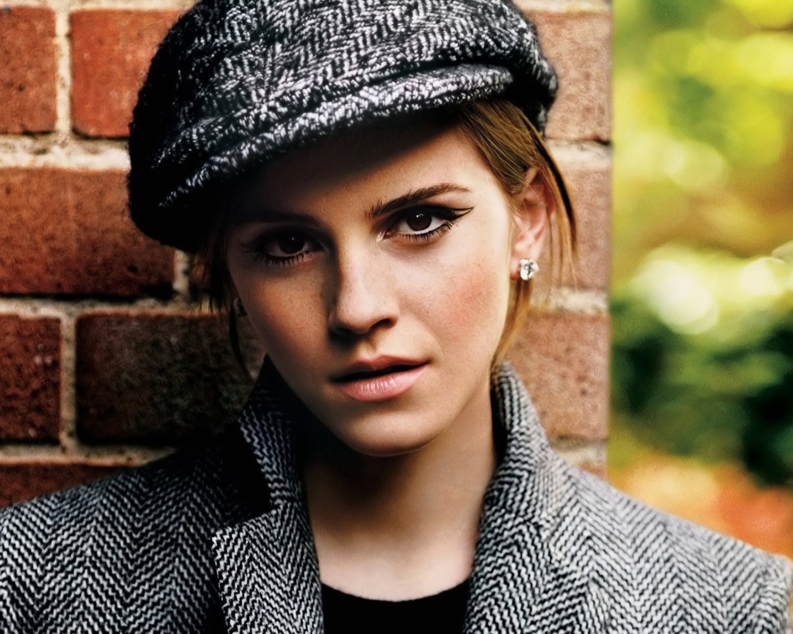 Fondo de pantalla Emma Watson In Grey Cap And Coat 1600x1280