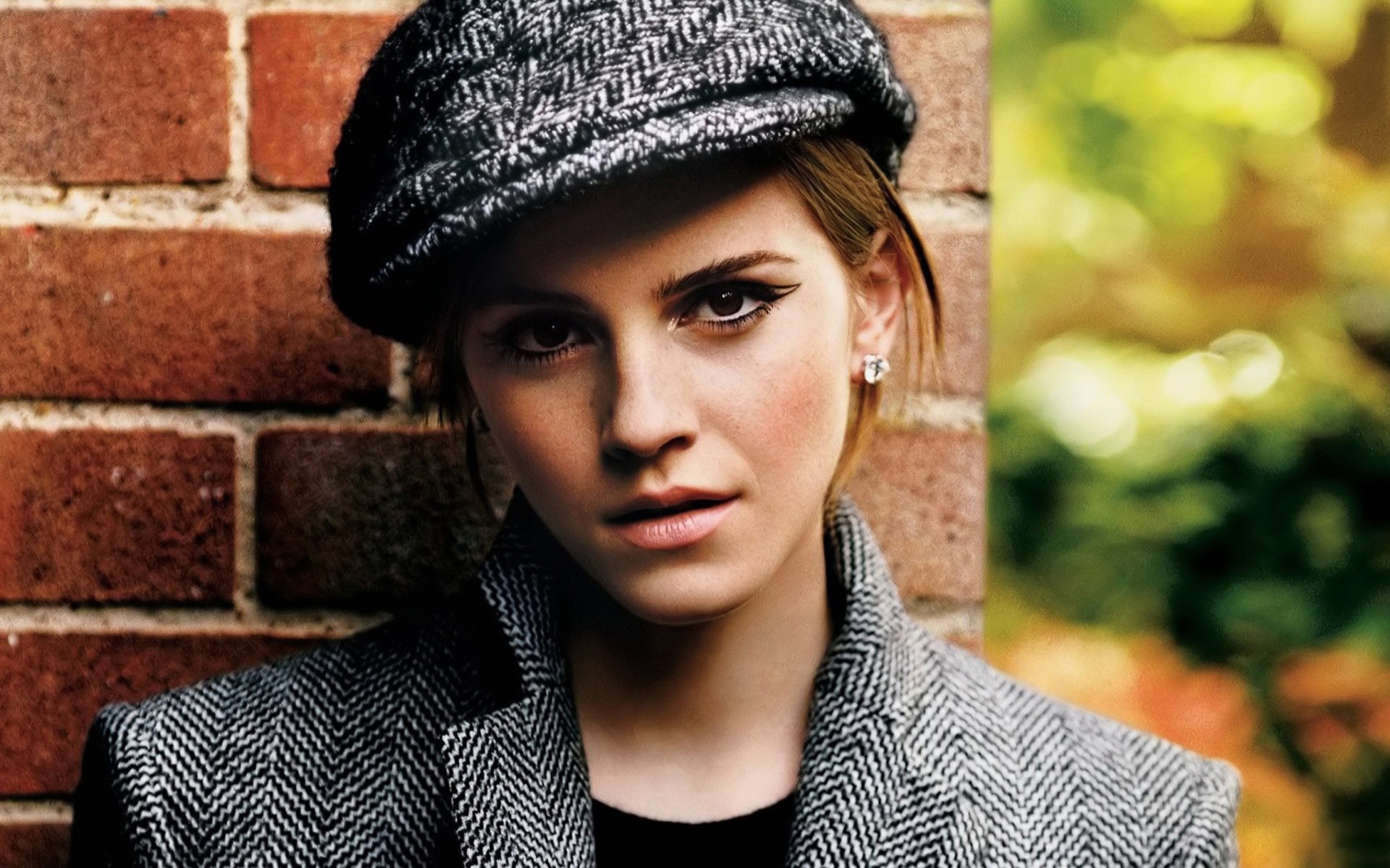 Emma Watson In Grey Cap And Coat wallpaper 1920x1200