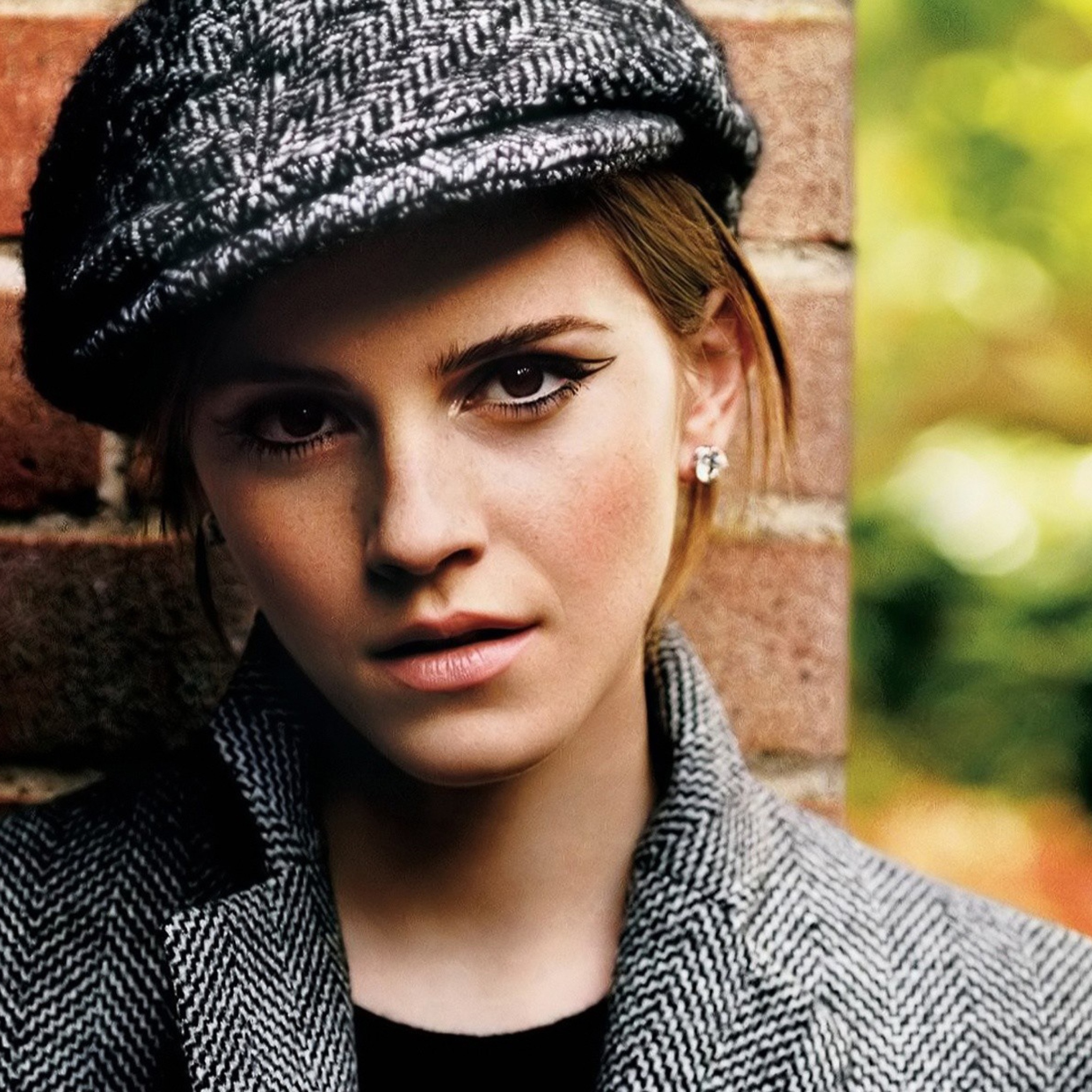 Das Emma Watson In Grey Cap And Coat Wallpaper 2048x2048