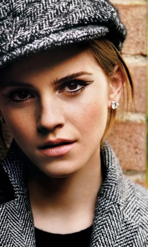 Fondo de pantalla Emma Watson In Grey Cap And Coat 480x800