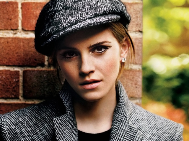 Das Emma Watson In Grey Cap And Coat Wallpaper 640x480