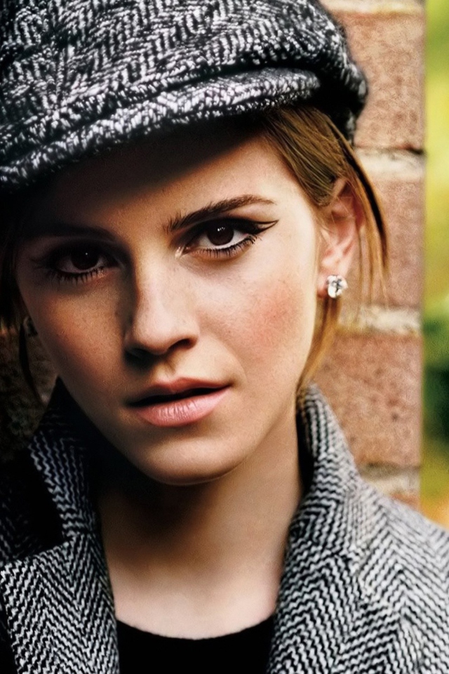 Sfondi Emma Watson In Grey Cap And Coat 640x960