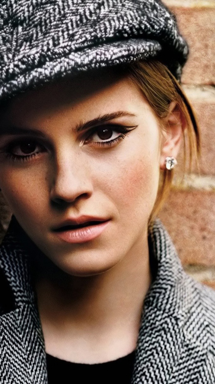 Обои Emma Watson In Grey Cap And Coat 750x1334