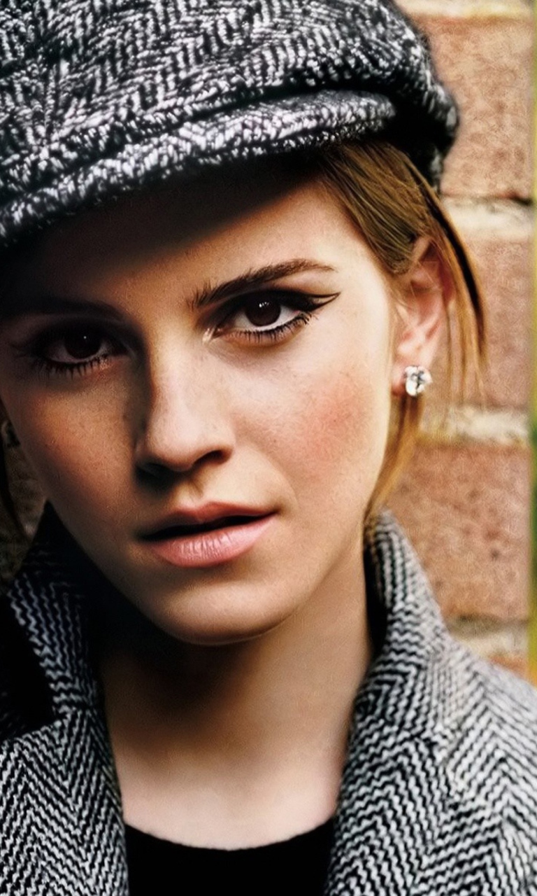 Sfondi Emma Watson In Grey Cap And Coat 768x1280