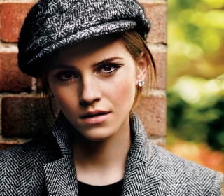 Emma Watson In Grey Cap And Coat - Obrázkek zdarma pro 1024x1024