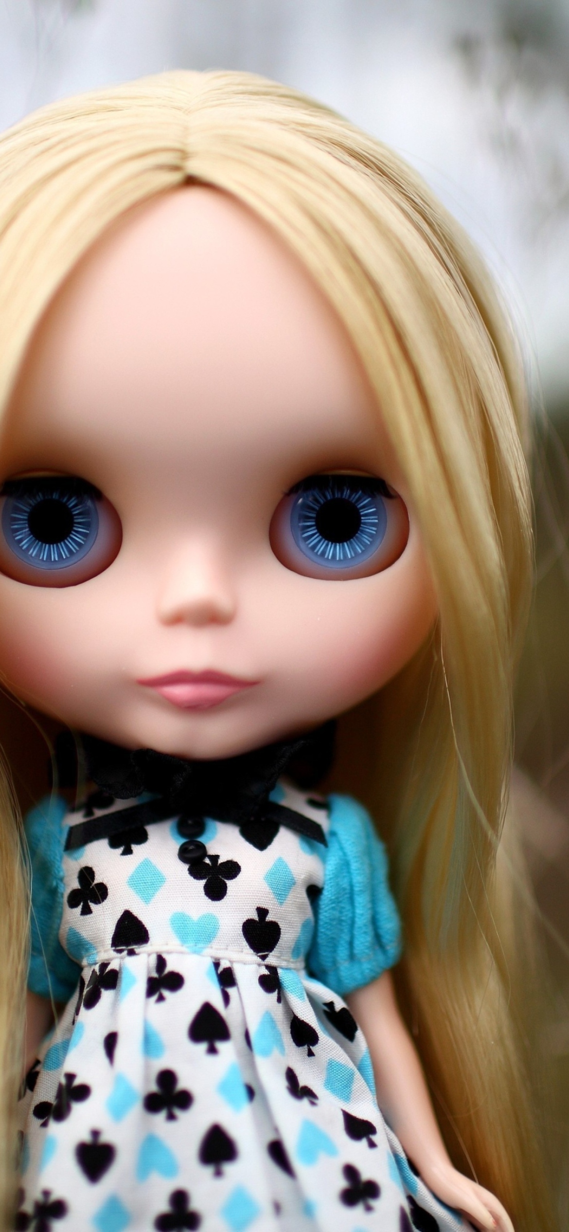 Sfondi Blonde China Doll With Blue Eyes 1170x2532