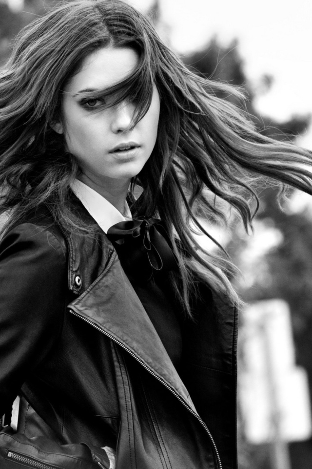 Screenshot №1 pro téma Girl Black And White Portrait 640x960