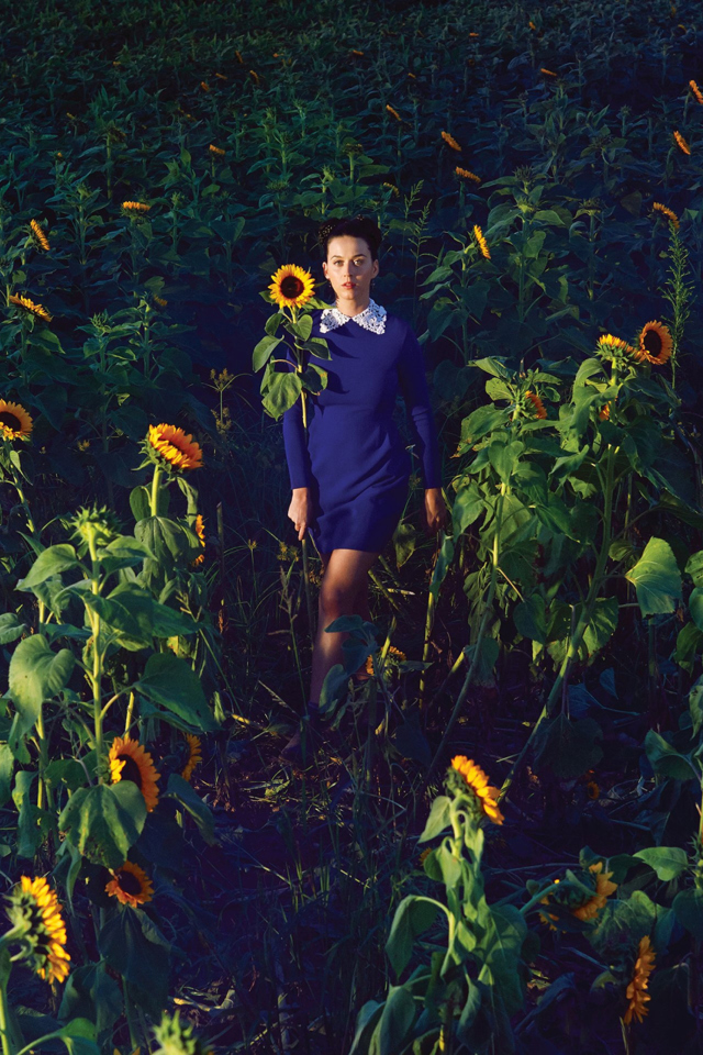 Sfondi Girl In Blue Dress In Sunflower Field 640x960