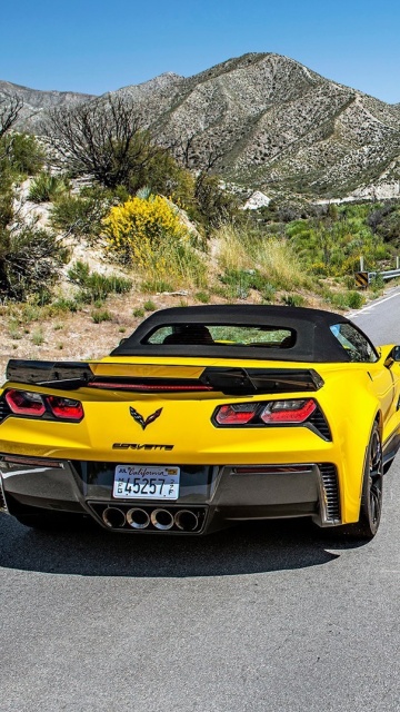 Fondo de pantalla Chevrolet Corvette Stingray vs Lamborghini Aventador 360x640
