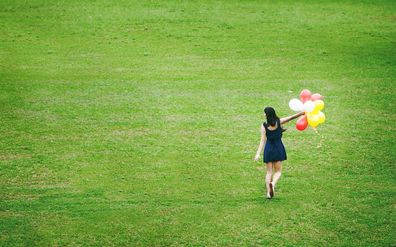 Girl With Colorful Balloons In Green Field screenshot #1 1280x800