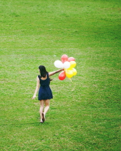 Das Girl With Colorful Balloons In Green Field Wallpaper 176x220
