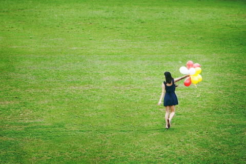 Обои Girl With Colorful Balloons In Green Field 480x320