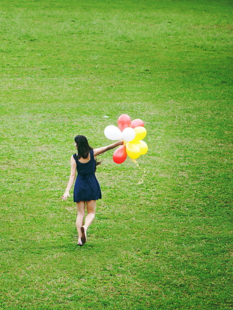 Das Girl With Colorful Balloons In Green Field Wallpaper 480x640