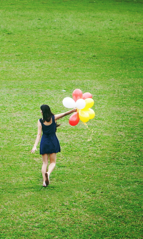 Sfondi Girl With Colorful Balloons In Green Field 480x800